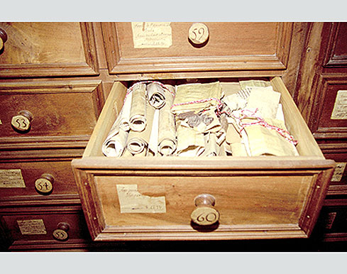 Photo n1 :  Parchemins munis de sceaux, conservs enrouls, superposs et plis. 