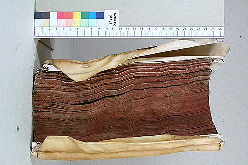 Bild 1 & 2: Blick auf den Vorderschnitt eines beschädigten Bandes vor und nach der Restaurierung.