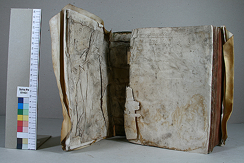 Bild 3 & 4: Blick auf das Vorsatz des beschädigten Bandes vor und nach der Restaurierung.