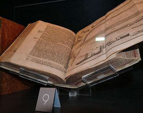 Bild 3: Die Acrylglasstütze ist dem Öffnungswinkel des Buches angepasst