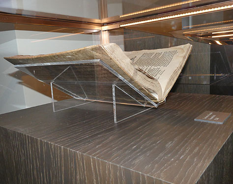 Bild 4: Das Zusammenfügen der Einzelteile erfolgt mit Spezialklebstoff.