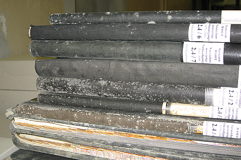 Bild 1: Bei Verdacht auf Schimmel, Bücher und Akten nicht mehr öffnen und manipulieren.