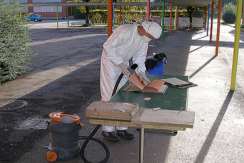 Bild 6: Mechanische Reinigung von Schimmel.