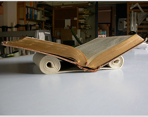 Bild 1: Die Bchersttze Variante 1: Das Buch wird durch zwei Filzrollen gesttzt. 