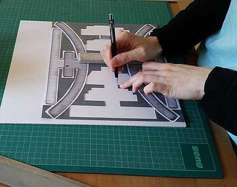 Bild 2: Es wurden Schablonen der Formen der PVC-Schachtel angefertigt.