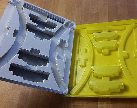 Bild 5: Der fertige Einsatz aus Wellpappe (hellblau) hällt die Schachtel Plan