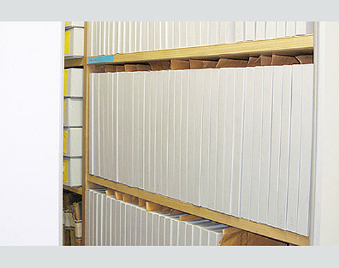 Bild 11: Die geschlossenen Spezialschachteln im Rollregal.