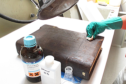 Entfetten von Einbandleder