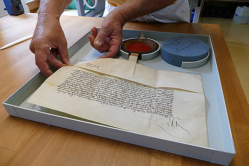 Conditions de stockage pour documents datant du Moyen ge et munis d'un sceau en cire
