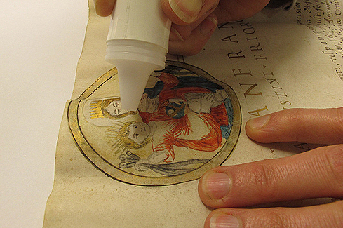 Pigmentfestigung an einer Urkunde