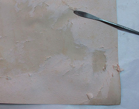 Bild 4: Beim Ablösen der vorgefundenen Kaschierung