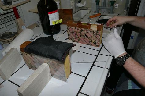 Bild 3: Rechts im Bild wird Tetrahydrofuran auf einen weiteren Lschkarton gegossen.