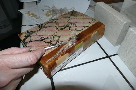 Bild 3: Nach etwa 5-10 Minuten wird die Behandlung mit Aceton abgebrochen.