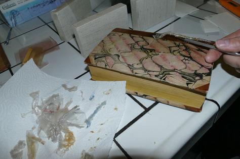 Bild 4: Die Selbstklebefolie löst sich als klebrige Masse (siehe links im Bild).