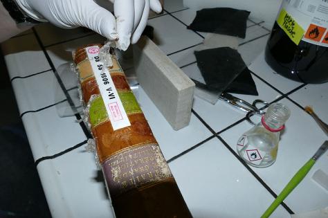 Bild 5: Die Folie zerfällt bei der mechanischen Abnahme in viele Stücke.