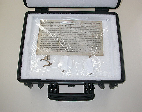 Bild 2: Geöffneter Koffer mit Bundesbrief